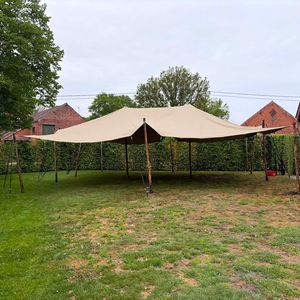 stretchtent-16..5x10.5 geplaatst-op-gras